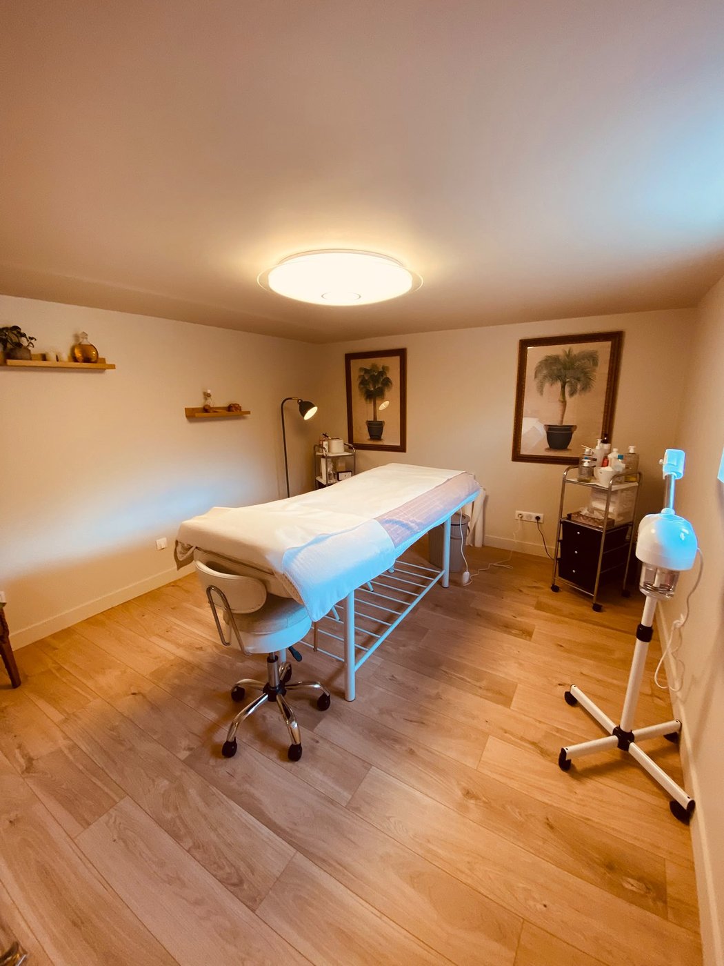 Cabine de soin avec table de massage professionnelle et équipement vapeur